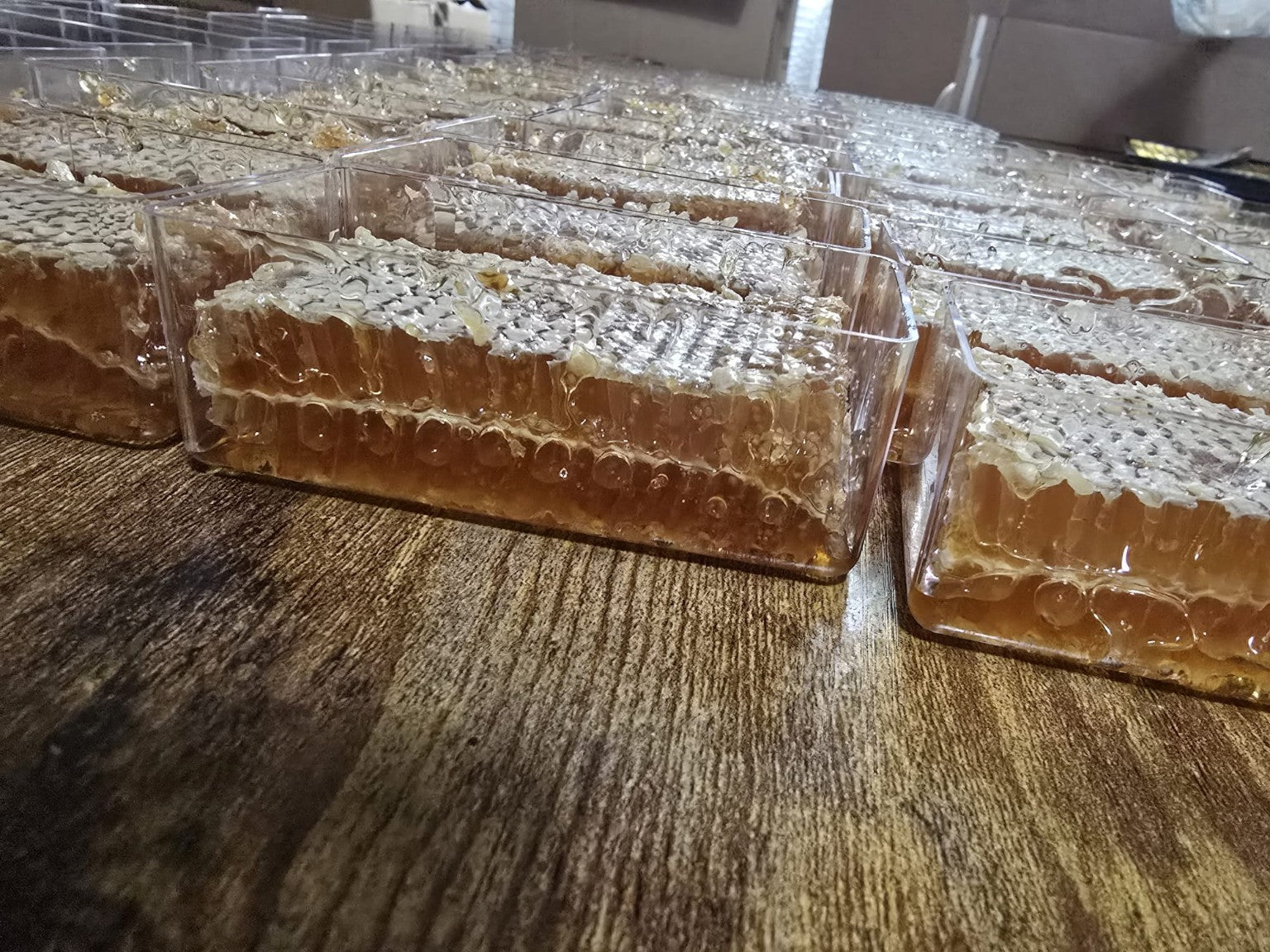 Natural honeycomb portions in clear trays